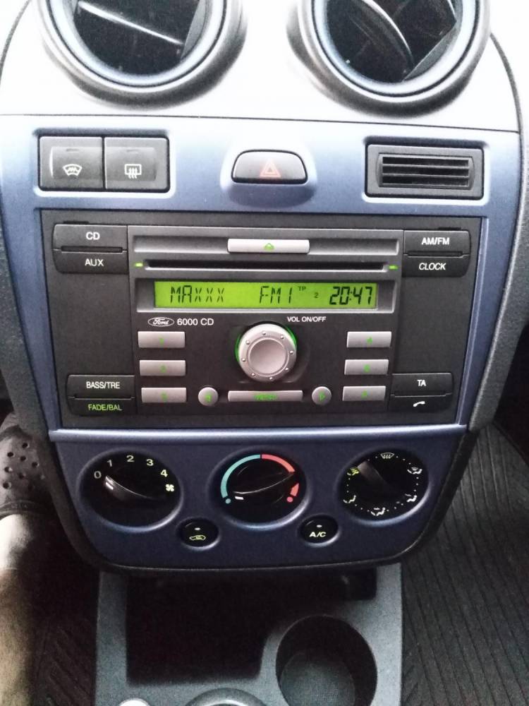 ox_ford-fiesta-mk6-klimatyzacja-125-benzyna-grzane-fotele