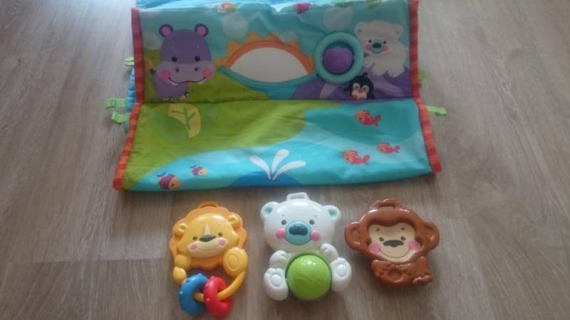 ox_mata-edukacyjna-fisher-price-z-lusterkiem-i-pozytywka