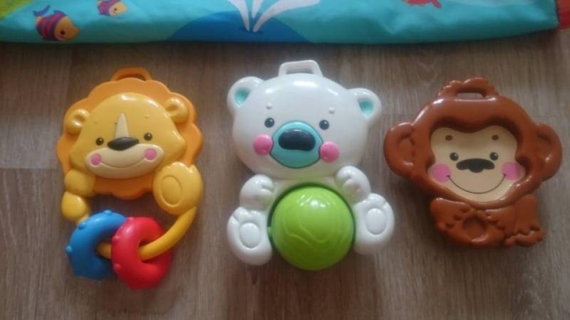 ox_mata-edukacyjna-fisher-price-z-lusterkiem-i-pozytywka