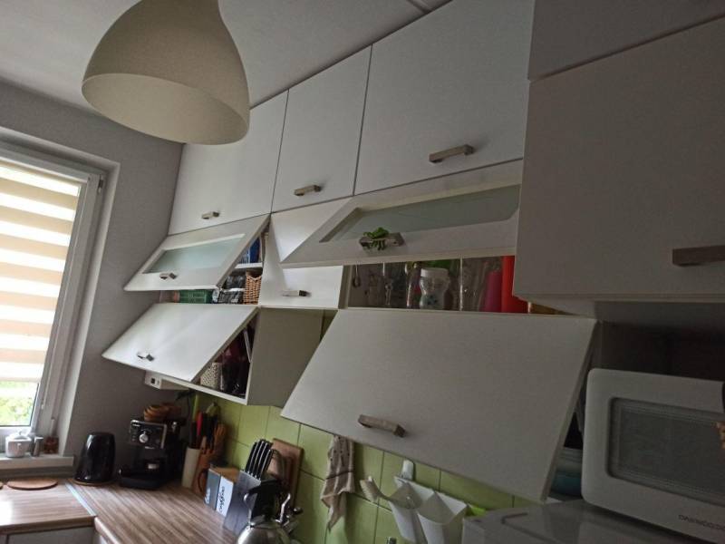 ox_meble-kuchenne-biale-stolik-ikea-polki-ikea