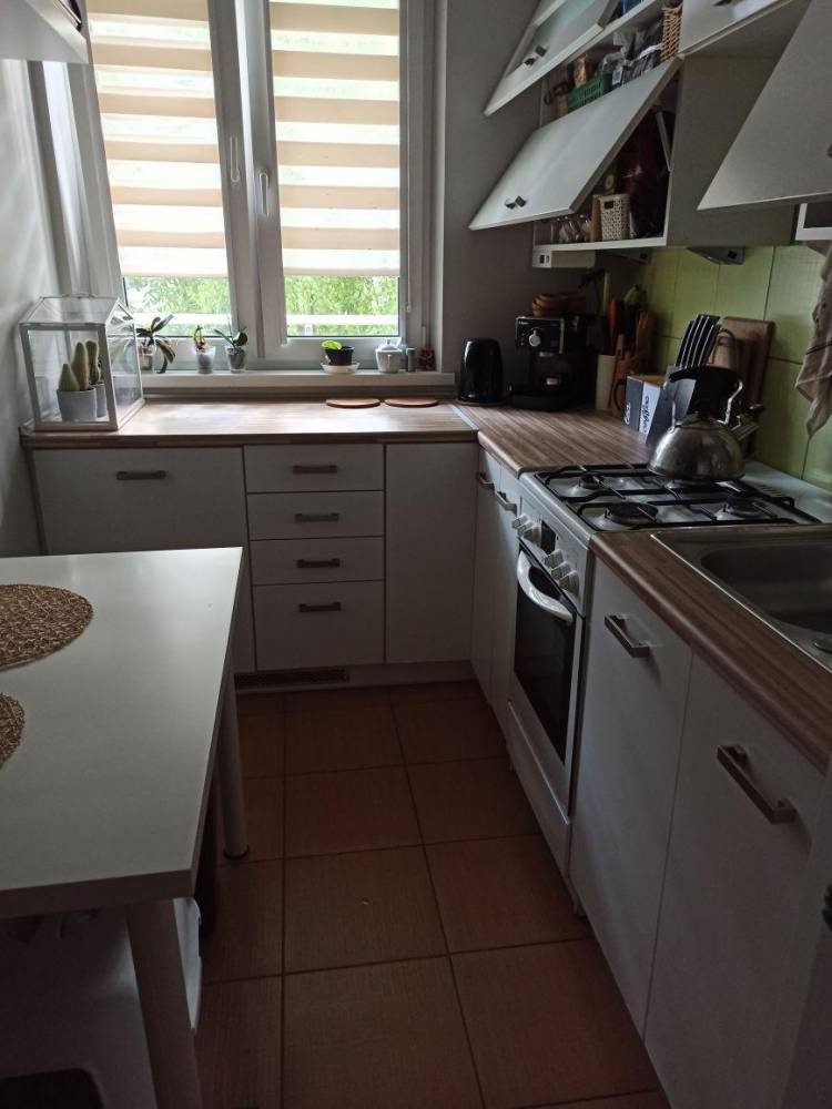 ox_meble-kuchenne-biale-stolik-ikea-polki-ikea