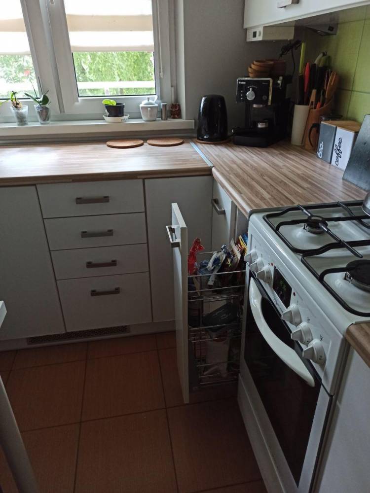 ox_meble-kuchenne-biale-stolik-ikea-polki-ikea