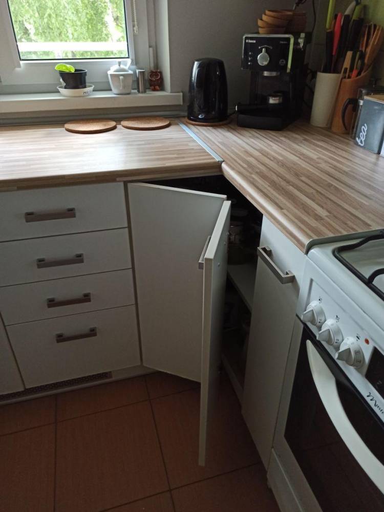 ox_meble-kuchenne-biale-stolik-ikea-polki-ikea