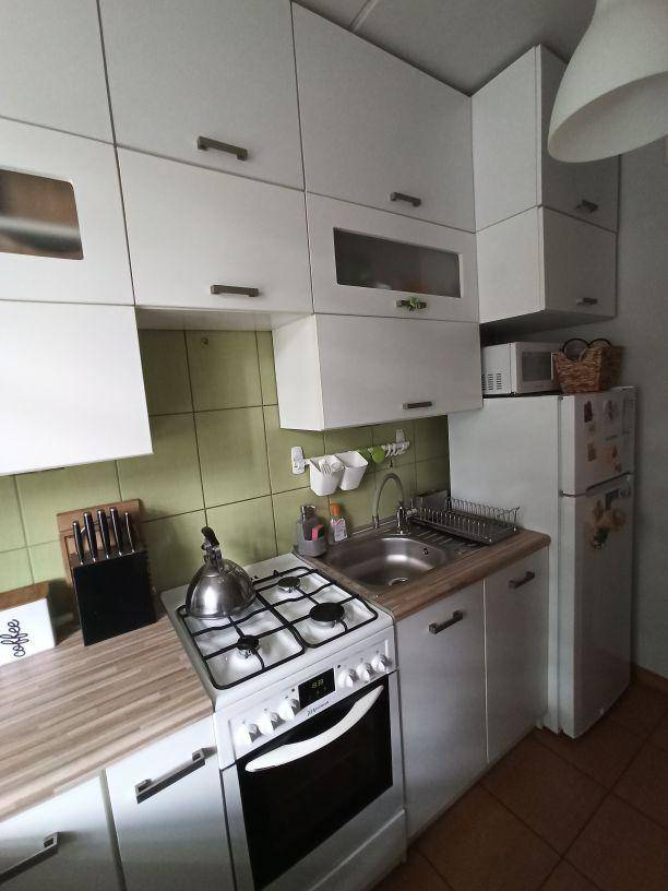 ox_meble-kuchenne-biale-stolik-ikea-polki-ikea