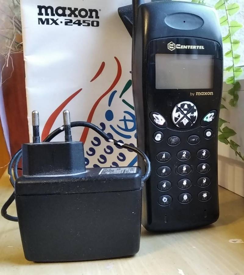 ox_stary-aparat-telefoniczny-komorkowy
