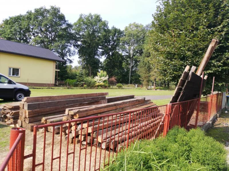 ox_szkielet-drewna-duzej-wiezby-do-wykorzystania-na-inna-budowle