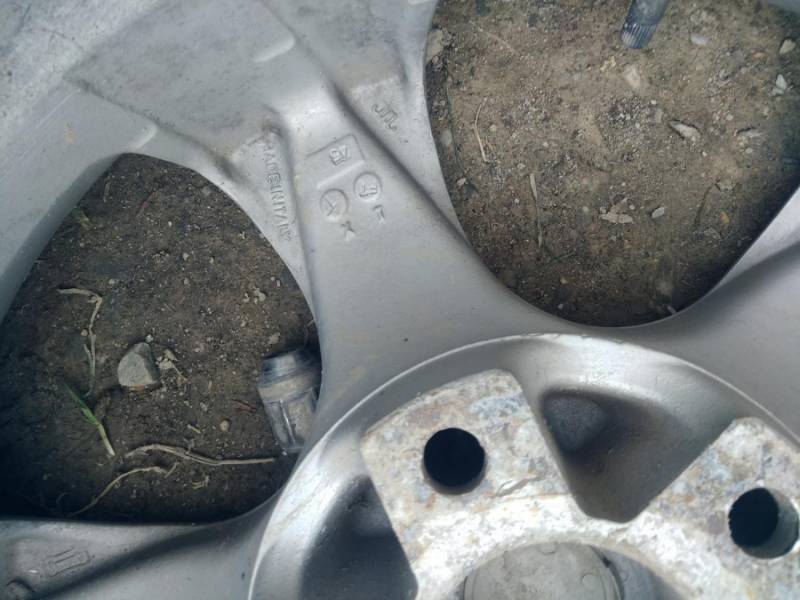 ox_sprzedam-opony-zimowe-z-felgami-21565r16-pajero-rav-outlander
