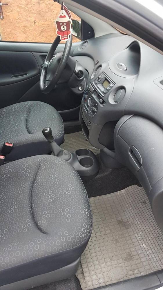 ox_sprzedam-toyote-yaris-2004-rok-polski-salon-garazowana