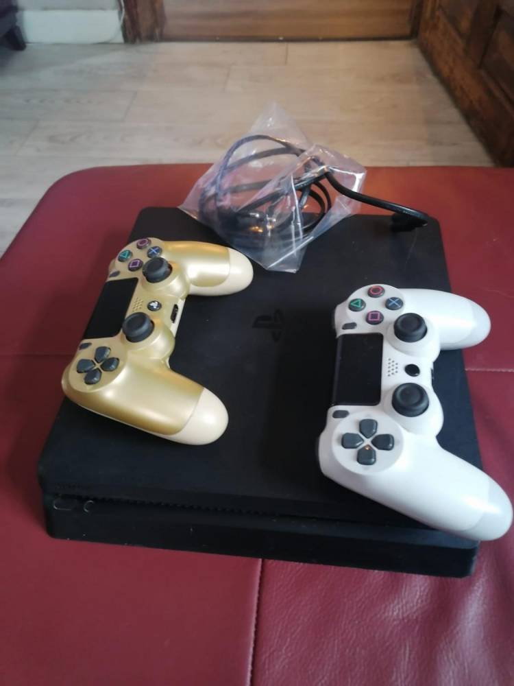 ox_konsola-ps4-1tb-2-pady-i-4xgry