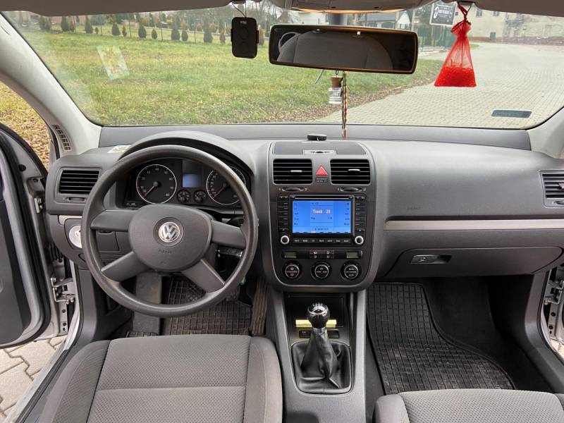 ox_vw-golf-v-16-benzyna-prywatny-bdb-wyposazonygarazowanyod-kobiety