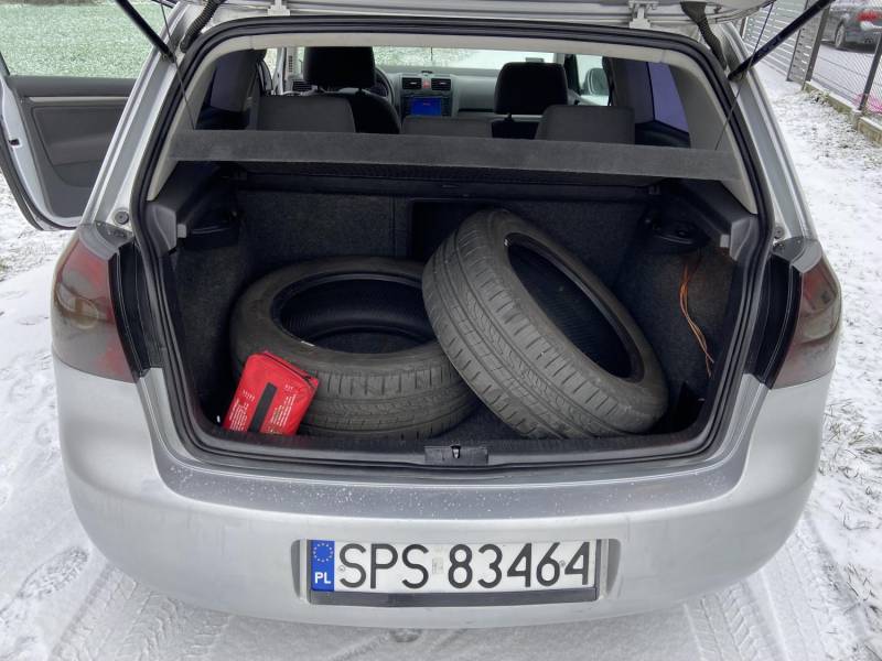 ox_vw-golf-v-16-benzyna-prywatny-z-domu-w-miare-zadbany-garazowany