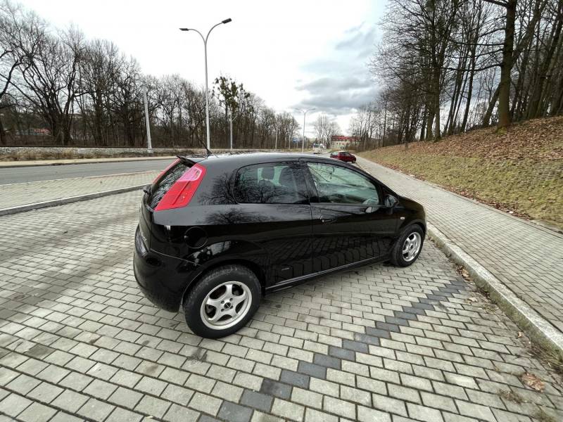ox_fiat-grande-punto-2007-r-najbogatsza-wersja-dwa-komplety-opon