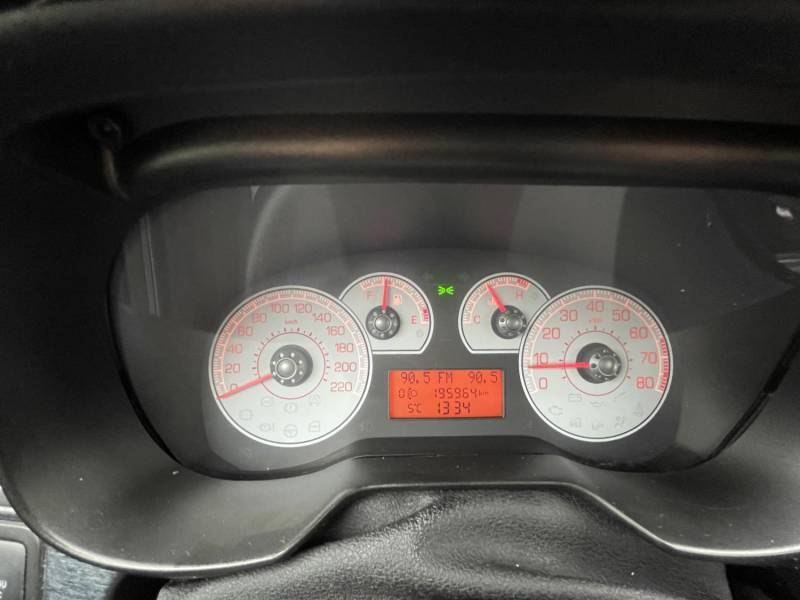 ox_fiat-grande-punto-2007-r-najbogatsza-wersja-dwa-komplety-opon