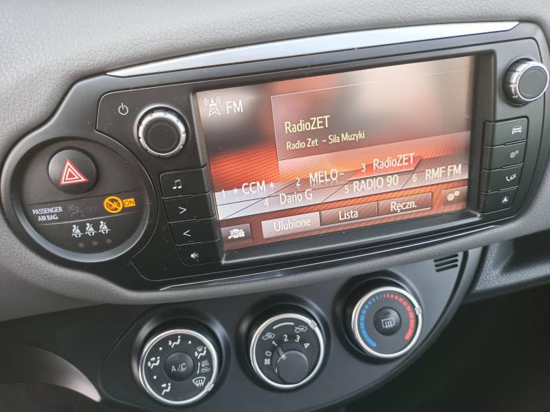 ox_toyota-yaris-iii-10-kamera-bluetooth-dotyk-95-000km-2015r