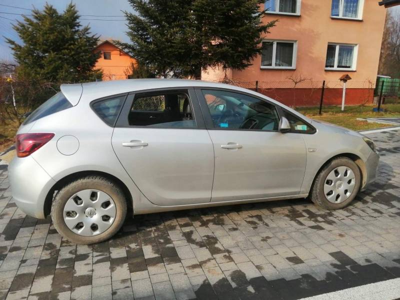 ox_opel-astra-j-2010
