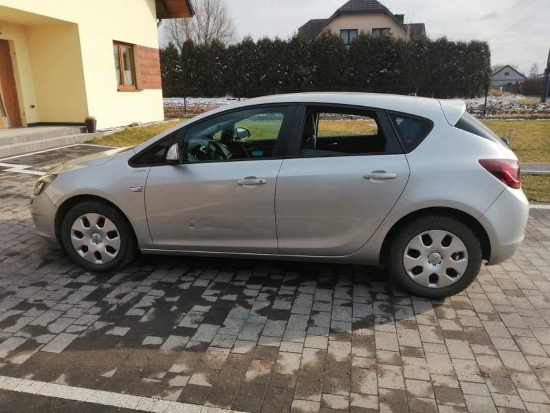 ox_opel-astra-j-2010