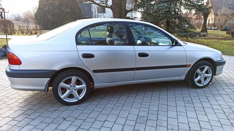 ox_toyota-avensis-16-benzynalpg-162000km-polski-salon