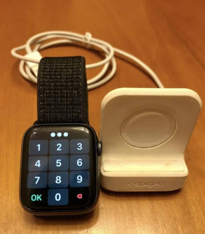 ox_apple-watch-nike-4-series-stacja-ladujaca-skorzane-paski