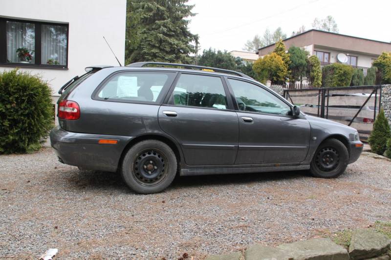 ox_sprzedam-samochod-osobowy-volvo-v40-19-diesel-kombi-2003