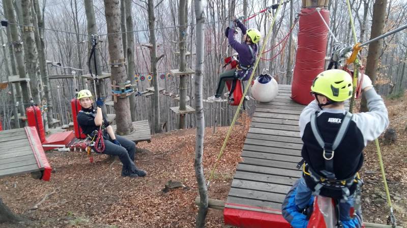 ox_instruktor-oraz-pomocnik-instruktora-park-linowy-na-rownicy