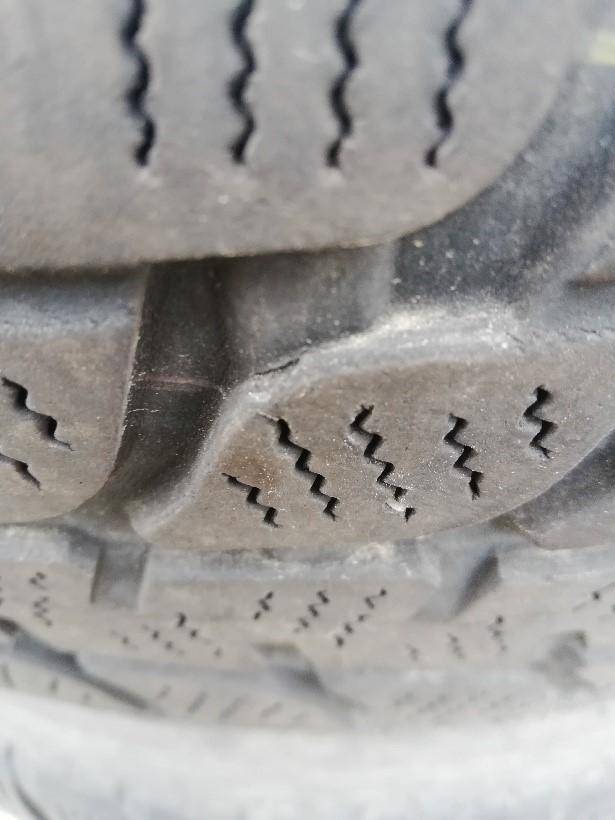 ox_opony-zimowe-4-szt-22545-r17-bridgestone-uzywane-cena-za-komplet