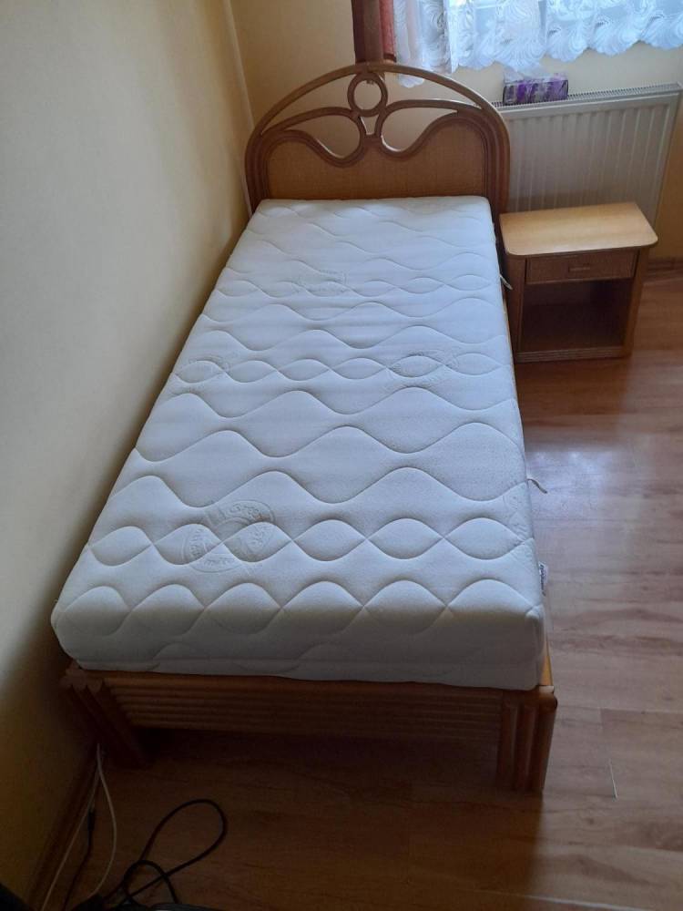 ox_uzywane-lozko-rattanowe-z-materacem-oraz-z-szafka-nocna