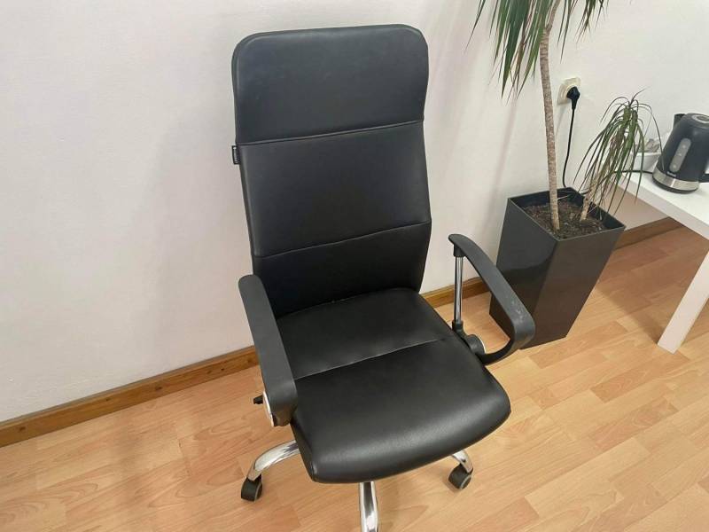 ox_biurko-z-krzeslem-obrotowym-i-krzeslami