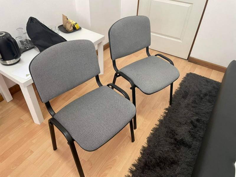 ox_biurko-z-krzeslem-obrotowym-i-krzeslami