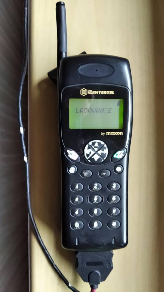ox_stary-aparat-telefoniczny-komorkowy