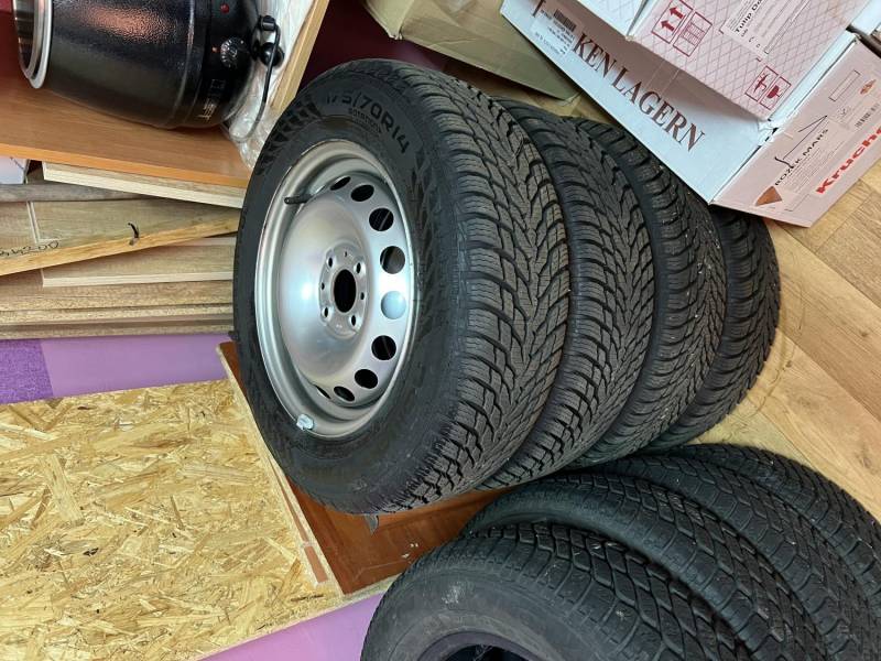 ox_opony-zimowe-nokian-wr-snowproof-17570-r-14-w-komplecie-z-felgami