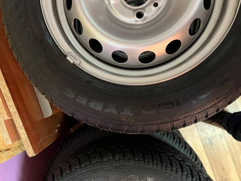 ox_opony-zimowe-nokian-wr-snowproof-17570-r-14-w-komplecie-z-felgami