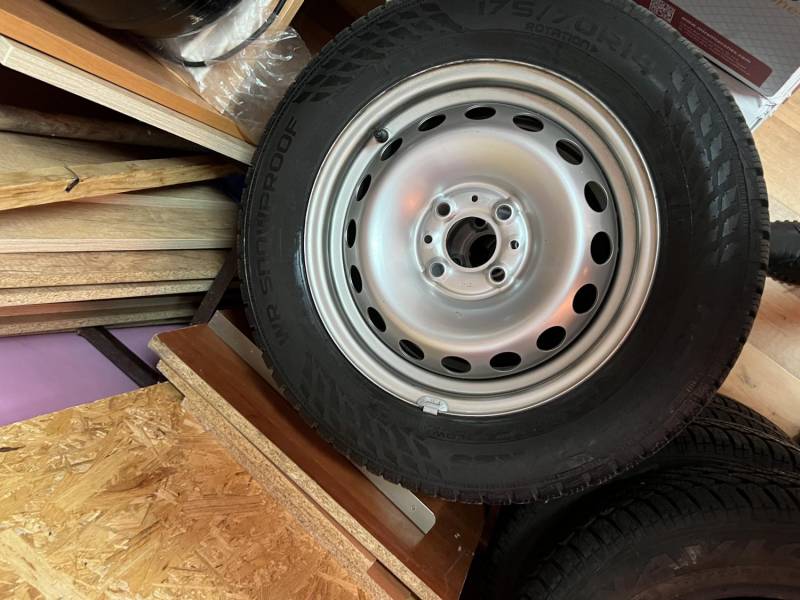 ox_opony-zimowe-nokian-wr-snowproof-17570-r-14-w-komplecie-z-felgami