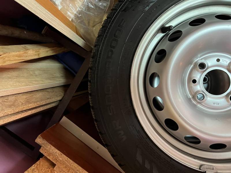 ox_opony-zimowe-nokian-wr-snowproof-17570-r-14-w-komplecie-z-felgami