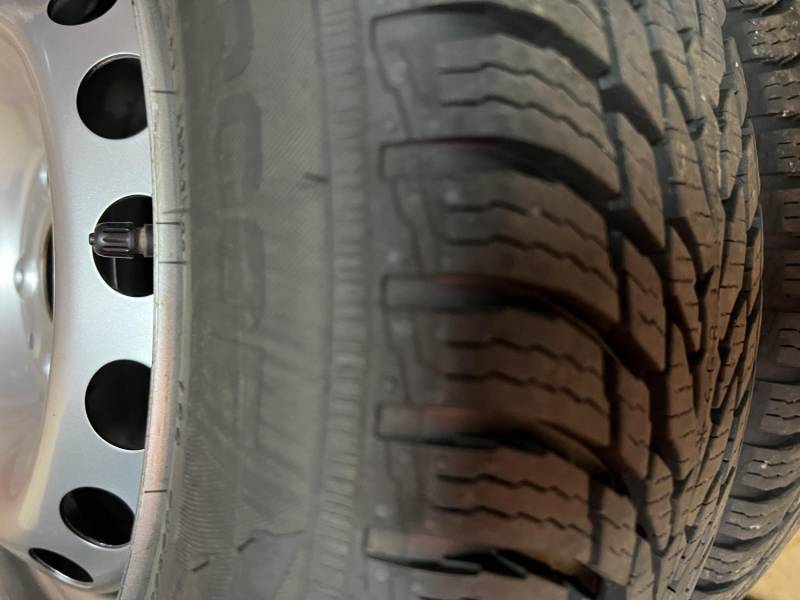 ox_opony-zimowe-nokian-wr-snowproof-17570-r-14-w-komplecie-z-felgami
