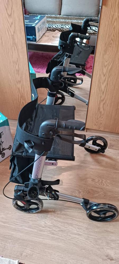 ox_nowoczesny-lekki-balkonik-na-kolkach-skladany-helavo-rollator