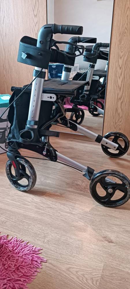 ox_nowoczesny-lekki-balkonik-na-kolkach-skladany-helavo-rollator