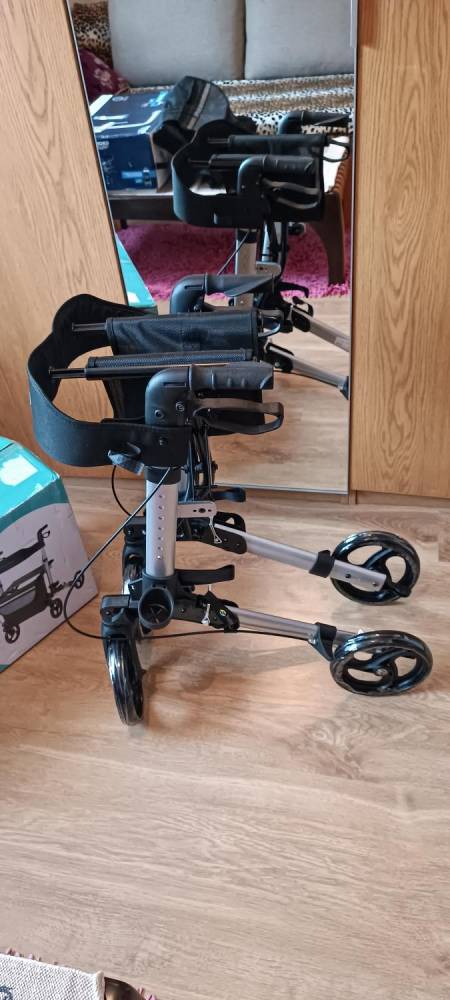 ox_nowoczesny-lekki-balkonik-na-kolkach-skladany-helavo-rollator