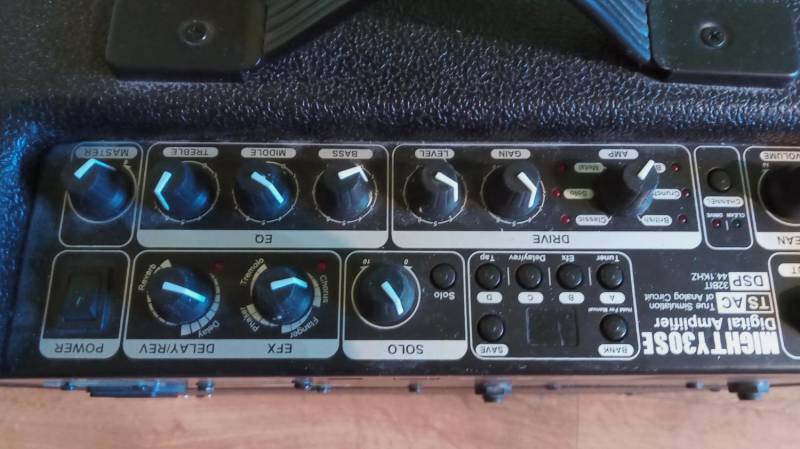 ox_wzmacniacz-gitarowy-typu-combo-nux-mighty-30-se