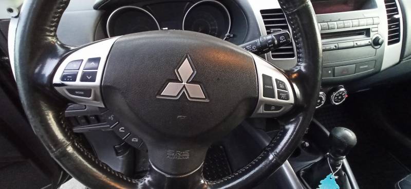 ox_mitsubishi-outlander-20-di-d-4x4