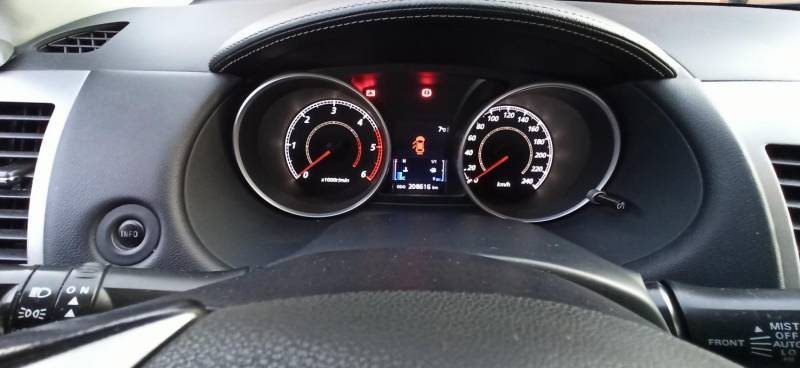 ox_mitsubishi-outlander-20-di-d-4x4