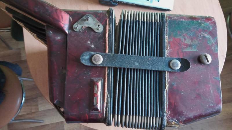ox_stary-akordeon-firmy-hohner-antyk