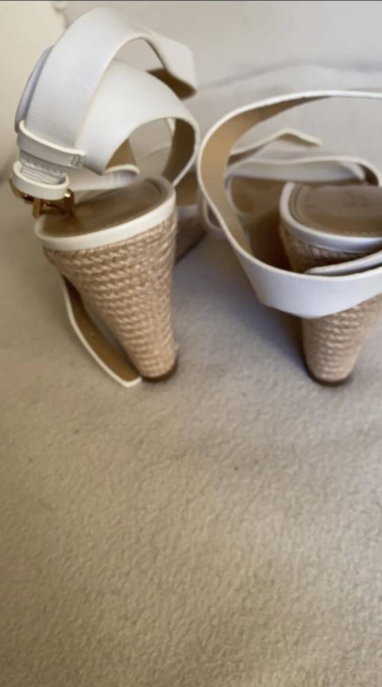 ox_sandaly-damskie-na-koturnie-michael-kors