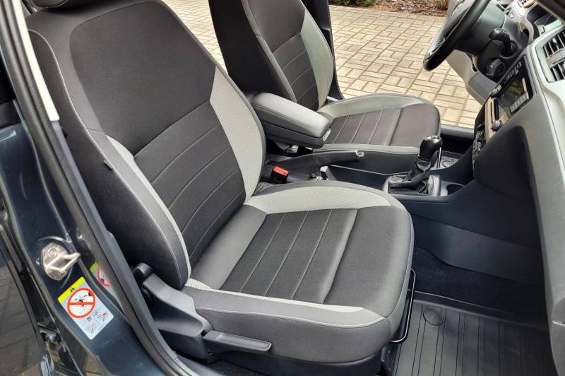 ox_skoda-rapid-ambition-2018-10-tsi-95-km-przebieg-19-tys-km