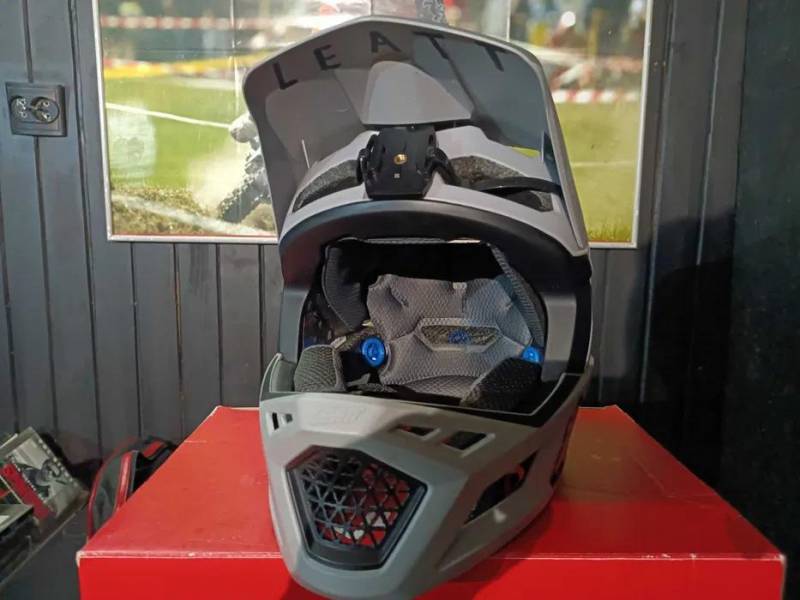 ox_leatt-kask-dbx-mtb-40-enduro-gravity-szary-rozmiar-m
