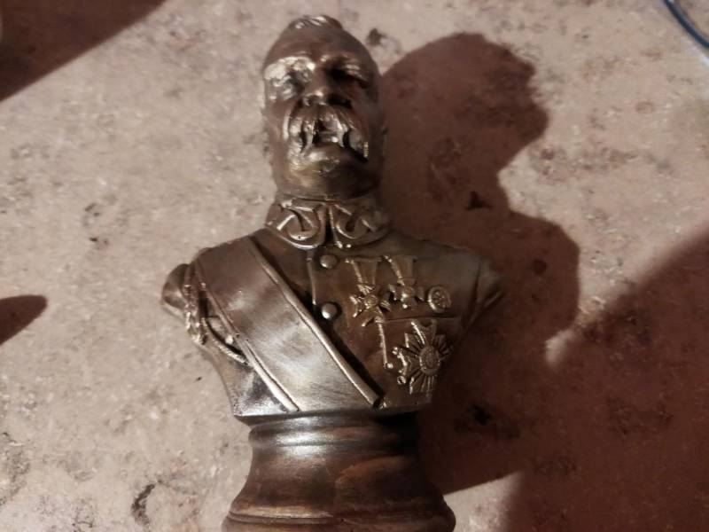 ox_porzadki-domowe-figurka-pilsudzki