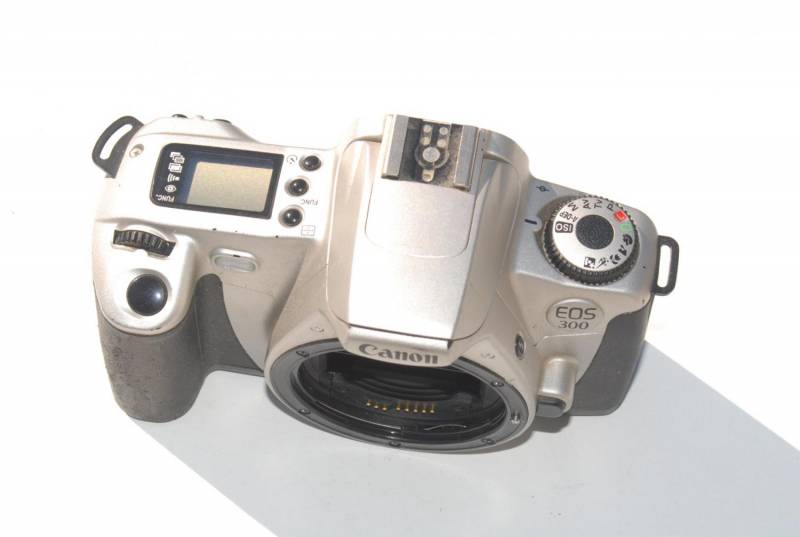ox_stary-aparat-analogowy-canon-eos-300-body-antyk