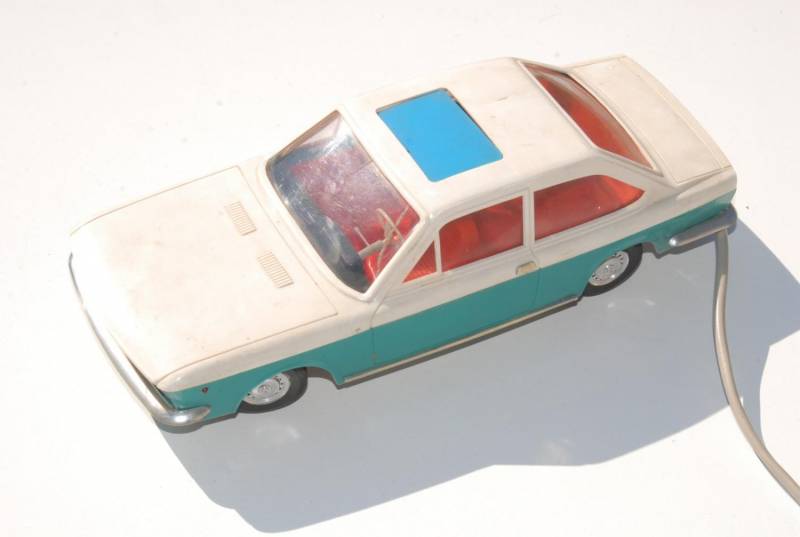 ox_stara-zabawka-samochod-piko-fiat-124-cupe-na-kabel