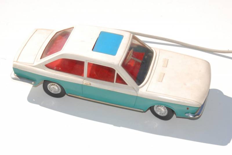 ox_stara-zabawka-samochod-piko-fiat-124-cupe-na-kabel