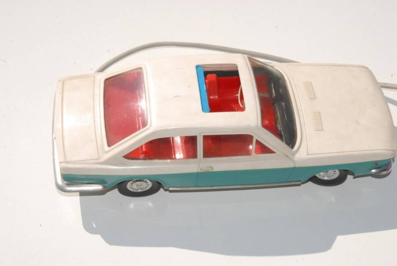 ox_stara-zabawka-samochod-piko-fiat-124-cupe-na-kabel