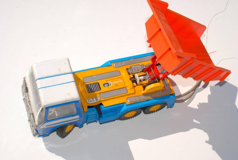 ox_stara-zabawka-samochod-renault-joustra-na-kabel